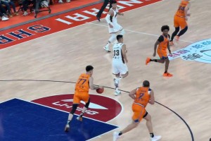 轰炸机起飞！张镇麟接球攻框双手滑翔暴扣，主场球迷一片欢呼！