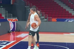 上海男篮单挑局，白边与洛夫顿1v1，感觉白边还是很容易吃晃😂